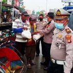 Terdampak Kenaikan Harga BBM, Polisi salurkan paket sembako untuk warga di Bekasi