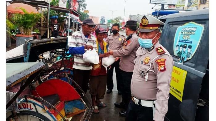 Terdampak Kenaikan Harga BBM, Polisi salurkan paket sembako untuk warga di Bekasi