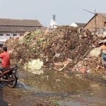 Belasan Truk Antre Masuk ke TPA Burangkeng, Imbasnya Sampah di Pasar Cibitung Menggunung