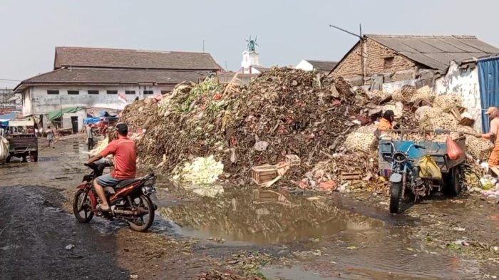 Belasan Truk Antre Masuk ke TPA Burangkeng, Imbasnya Sampah di Pasar Cibitung Menggunung