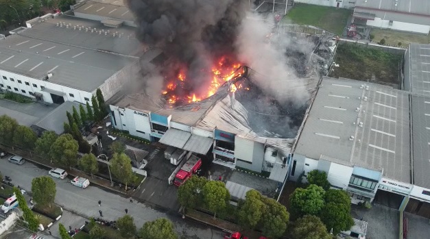 Diduga Korsleting Listrik, Dua Pabrik di Kawasan Industri Jababeka Cikarang ludes Terbakar