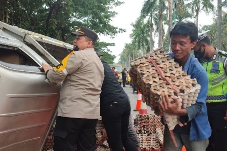 Pikap Bermuatan Telur Seruduk Gerobak Buah dan Pemotor di Depan Polres Bekasi, 4 Korban Luka-luka