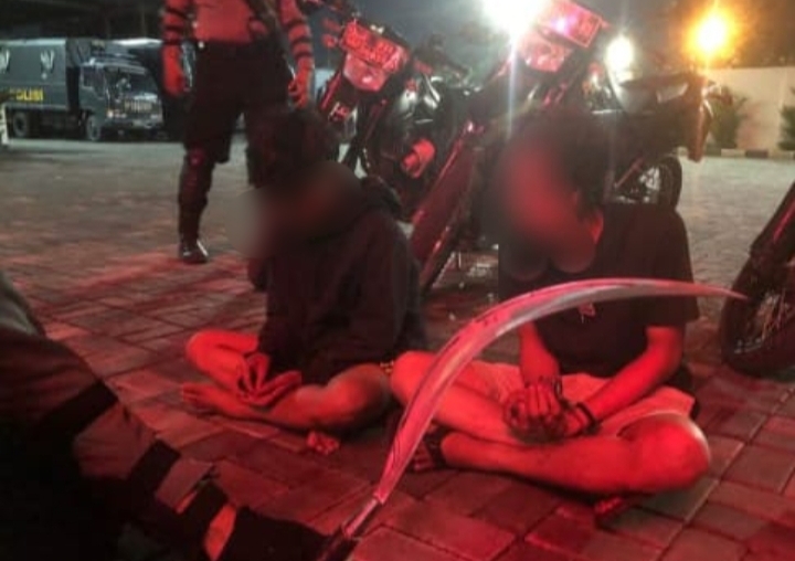 Diduga Hendak Tawuran, Dua Remaja saat Ditangkap Polisi Ngumpet di Semak-semak Kuburan