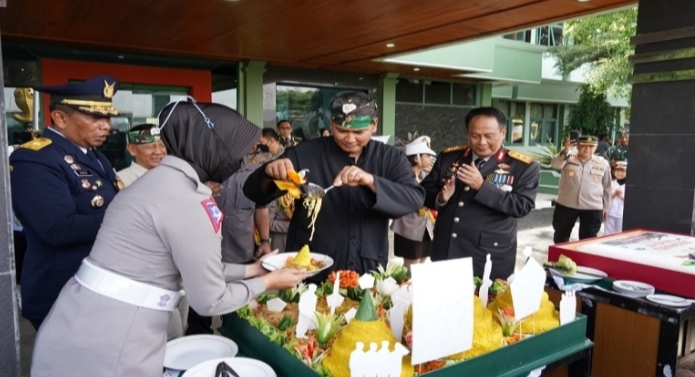 Hari Jadi ke-77 TNI, Pangdam III/Siliwangi Dapat Kejutan dari Kapolda Jabar