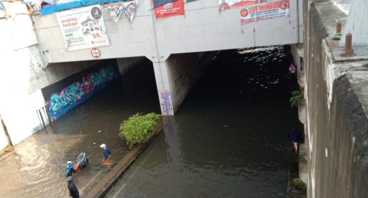 Underpass Tambun Bekasi Terendam Banjir, Lalu Lintas Lumpuh