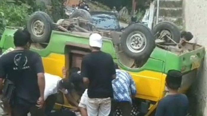 Angkot Bawa Rombongan Pelayat Terguling di Karawang, Satu Tewas-Lima orang Luka