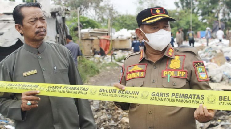 Satpol PP Kabupaten Bekasi Tutup TPS Liar di Tarumajaya