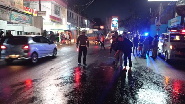 Jatuh setelah Tabrak Pejalan Kaki, Pemotor Tewas Terlindas Truk di Sukabumi