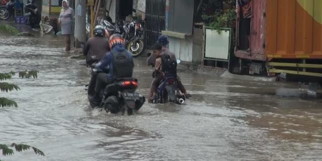 Banjir di Bekasi Akibat luapan Kali Malang, Jalan dan Rumah Warga Terendam