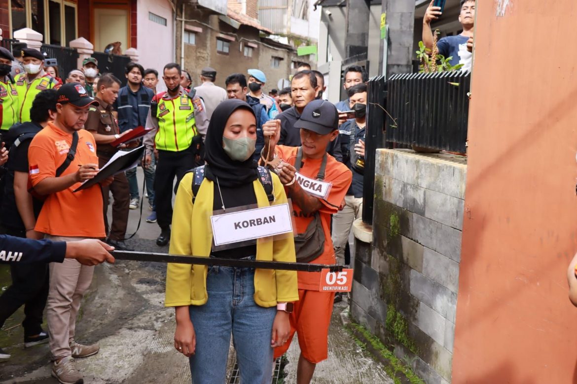 Polisi Gelar Rekontruksi Pembunuhan Anak Perempuan di Cimahi, Tersangka Perankan 8 Adegan