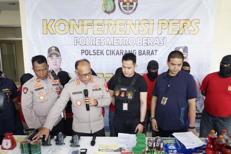 Modus Kelabui Pembeli Ubah Tanggal Expired Makanan Kedaluwarsa, 7 orang Diringkus Polisi