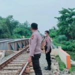 Sedang Berjalan Dipinggir Perlintasan, Ibu dan Anak Balitanya Tersambar Kereta di Bekasi