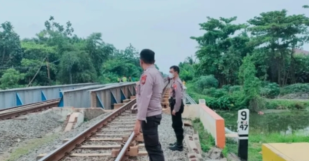 Sedang Berjalan Dipinggir Perlintasan, Ibu dan Anak Balitanya Tersambar Kereta di Bekasi