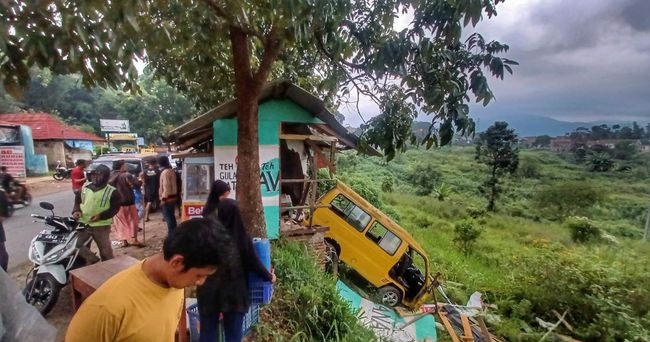 Senggolan dengan Motor, Angkot di Bandung oleng Seruduk Jongko Buah