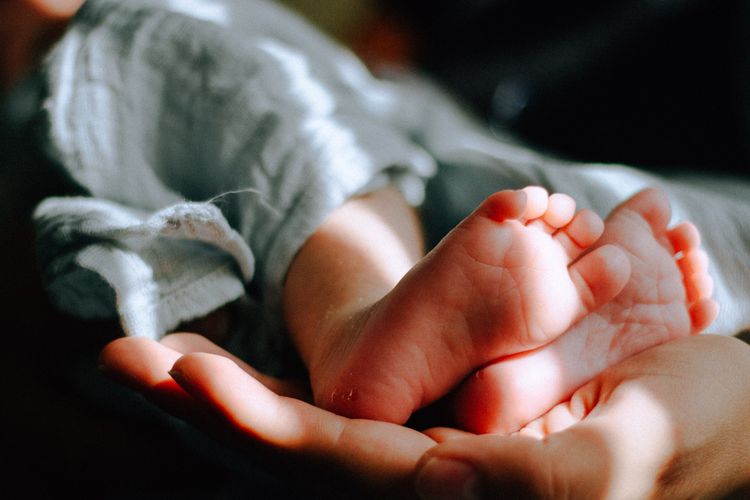 Geger! Bayi Perempuan Baru Lahir, Ditemukan Dibelakang Bangunan Sekolah di Bekasi