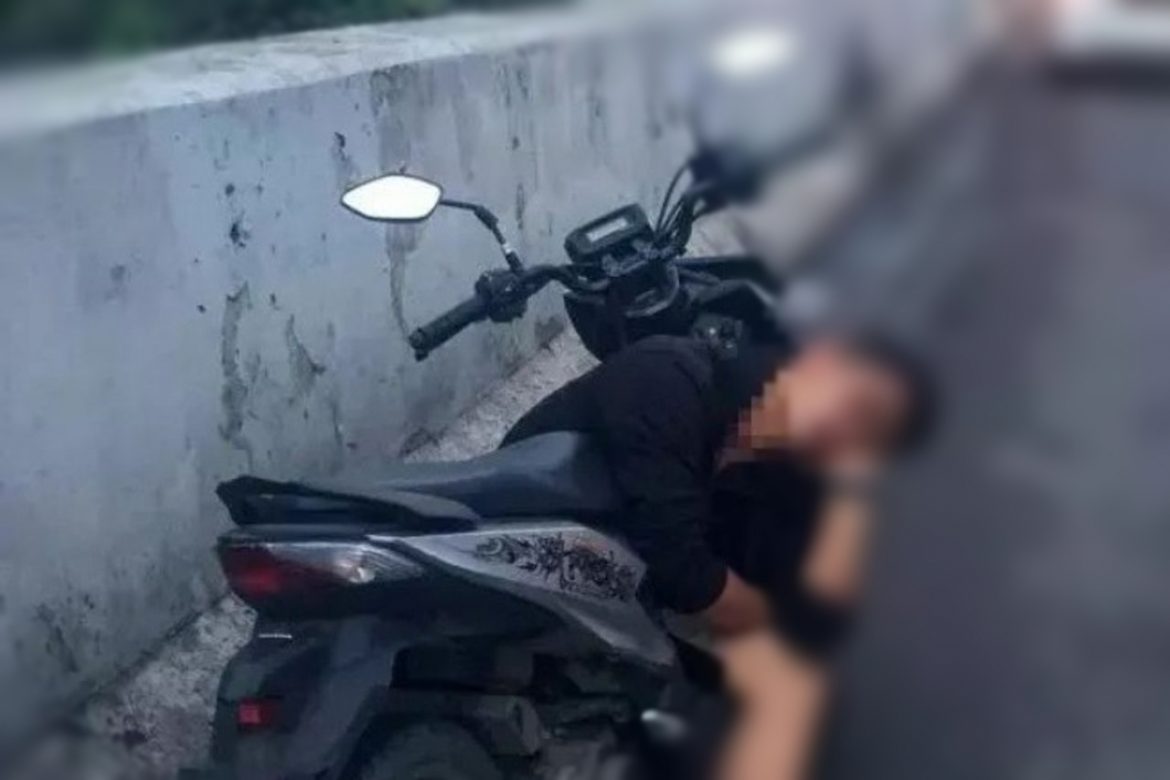 Bikin Heboh! Pria ini Diduga Mabuk hingga Tertidur lelap Dimotor, di Flyover Tangerang