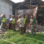 Koramil 0409/ Telagasari, Gotong Royong Berikan Bantuan pada Warga Korban Angin Puting Beliung