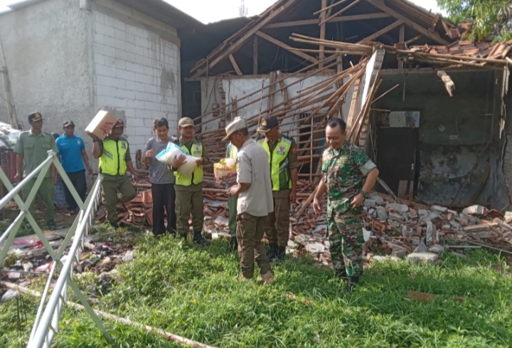 Koramil 0409/ Telagasari, Gotong Royong Berikan Bantuan pada Warga Korban Angin Puting Beliung