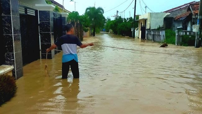 Sungai Cilamaya Karawang Meluap, Puluhan Rumah di Banyusari Terendam Banjir