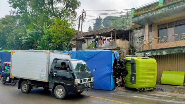 Hilang Kendali, Truk Pengangkut Bantuan Logistik Korban Gempa Cianjur Terguling di Bandung Barat