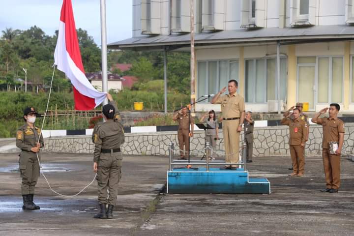 PELAKSANAAN UPACARA PENAIKAN BENDERA DI LINGKUP PEMERINTAHAN KABUPATEN NIAS UTARA AWAL TAHUN 2023