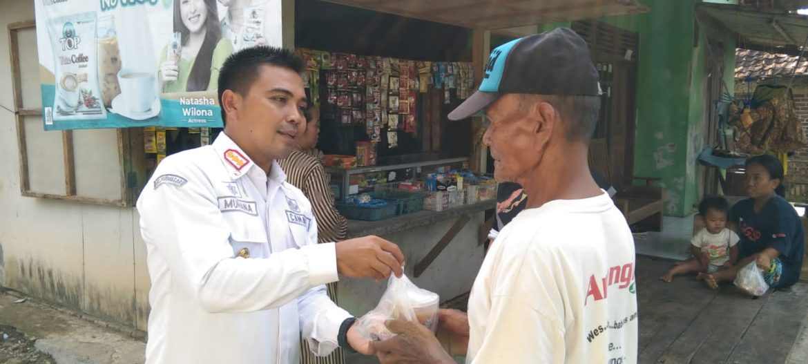 Camat Tirtamulya Beserta Jajaran Muspika Bagi-bagi Takjil ke Masyarakat.