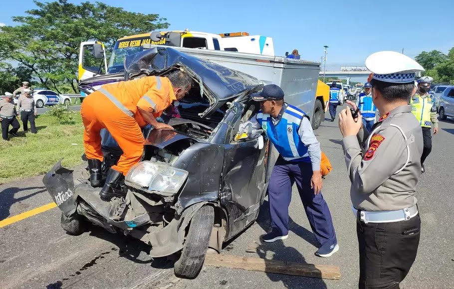 Satu Orang Tewas, Akibat Kecelakaan beruntun di Tol Palikanci Cirebon