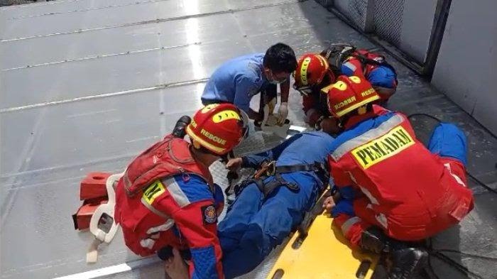 Lolos dari Maut, Seorang petugas Kebersihan Gedung di Jaktim Terjatuh dari Lantai 4 usai Tersangkut di Kanopi