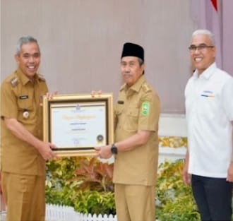 Pj Bupati Kampar Terima Penghargaan Terbaik Pertama Atas Kinerja Penyaluran Kredit Usaha Rakyat dan Ultra Mikro Tahun 2022 dari DJPb Riau