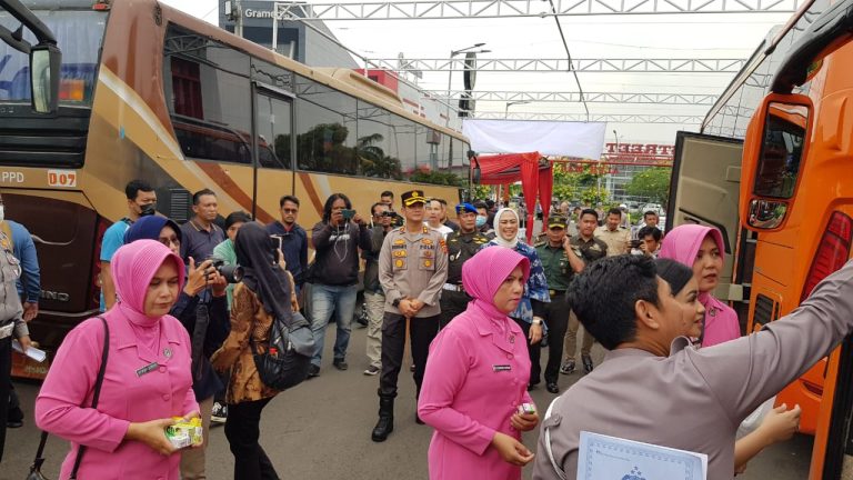 Kapolres dan Bupati Cellica, Lepas Sebanyak 500 warga Karawang ikut Mudik Gratis Tujuan Cirebon Semarang