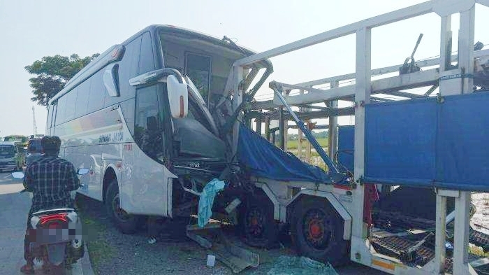 Bus Hantam Belakang Truk di Pantura Subang, Dua Orang Terluka