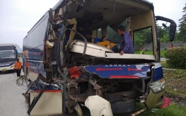 Bus Seruduk Pantat Truk Batu Bara di Tol Cipali Subang, Enam orang Luka