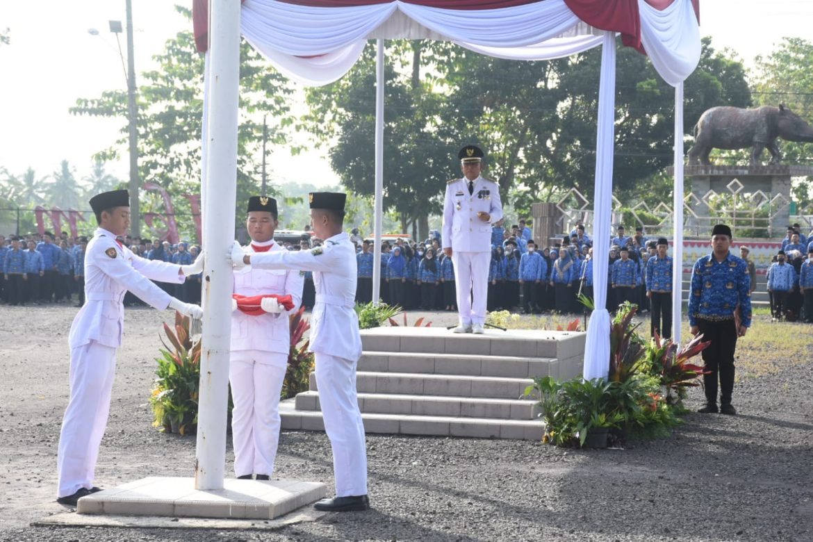 M. Dawam Rahardjo Pimpin Upacara Peringati HUT Lampung Timur ke-24