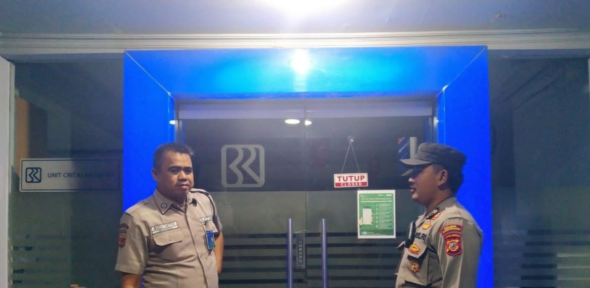 Cegah Gukamtibmas Personil Polsek Tegalwaru Polres Karawang Gelar Patroli Malam