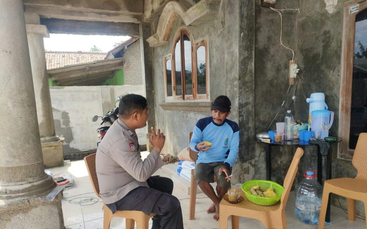 Pak Bhabin CAKET Polsek Pakisjaya Polres Karawang Berikan Layanan informasi dan Himbauan Kamtibmas Rutin.