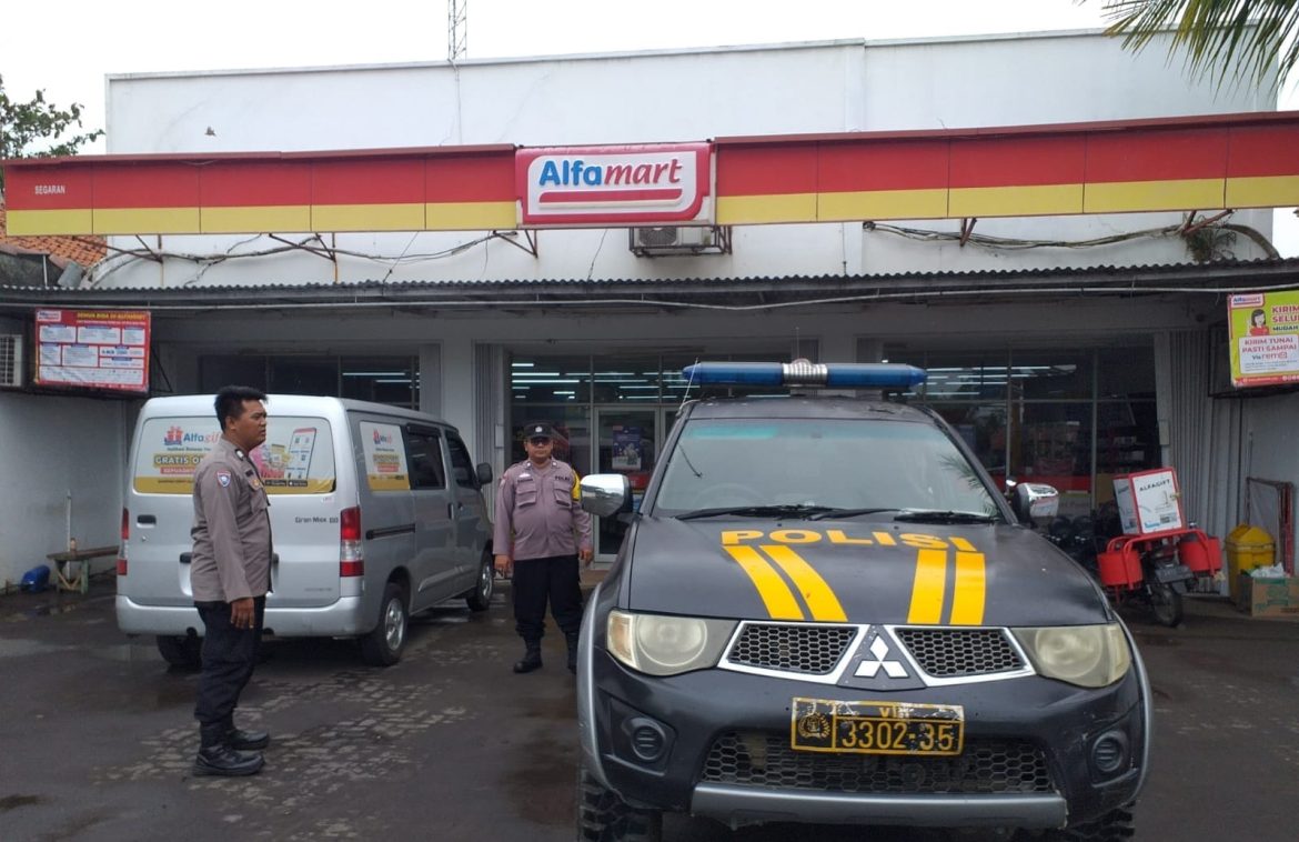 Kanit Samapta Polsek Batujaya Polres Karawang Berpatroli ke Lokasi Minimarket