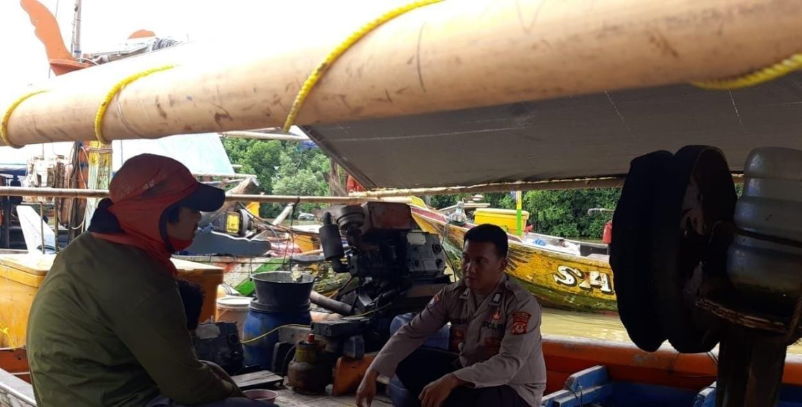 Nelayan ikan di Desa Tambaksari di Sambangi oleh Bhabinkamtibmas Polsek Tirtajaya