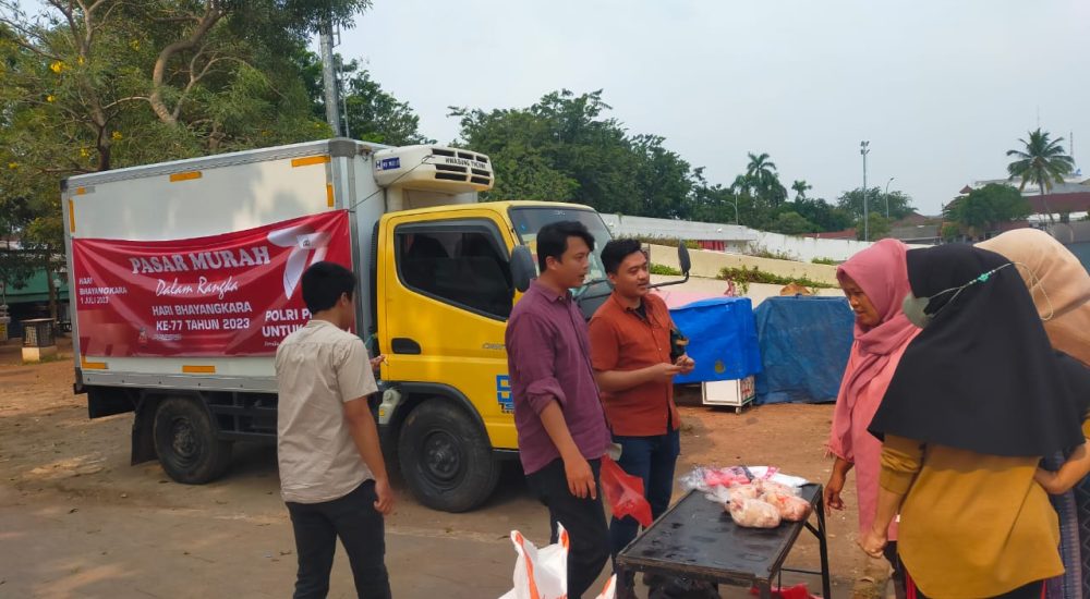 Meriahkan HUT Bhayangkara ke-77, Polres Karawang Gelar Pasar Murah