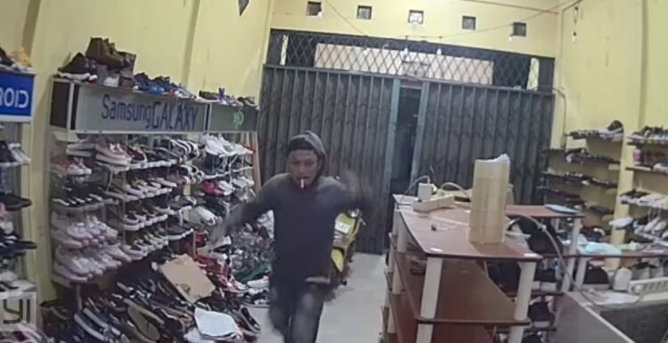 Terekam CCTV! 2 Pencuri Gasak Motor dan Laptop, di Toko Sepatu Koja Jakut