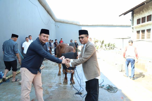 Bupati Bandung serahkan Bantuan Sapi Kurban, ke Lapas Narkotika Kelas IIA Jelekong