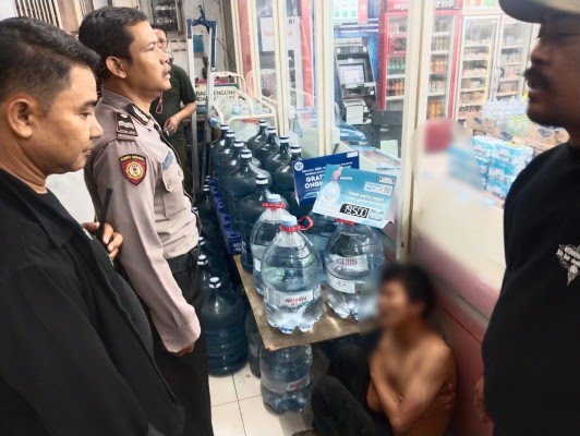 Bobol Minimarket di Bintara Bekasi, Pria ini Gasak Sekarung Rokok dan Mesin ATM Berhasil Ditangkap Warga