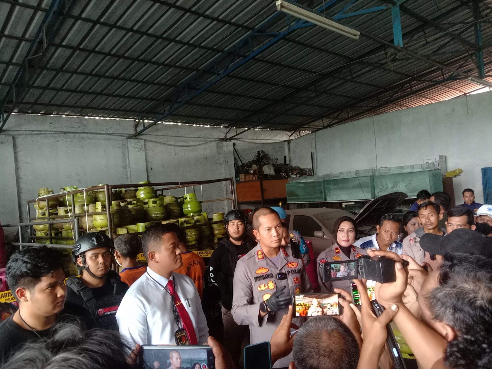 Polisi Bongkar Praktik Gas Oplosan Bersubsidi 3 Kg, Beromzet Ratusan Juta di Karawang