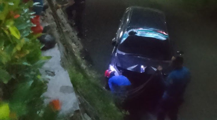 Akibat Sopir Ngantuk, Mobil Toyota Vios Nyemplung ke Kali Harapan Indah Kota Bekasi