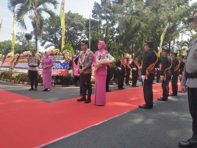 Haru! Tradisi Pedang Pora Warnai Lepas Sambut Kapolres Subang