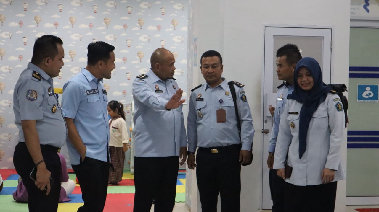 Monitor Pelayanan Publik, Tiga Pejabat Kanwil Kemenkumham Kepri kunjungi Imigrasi Batam