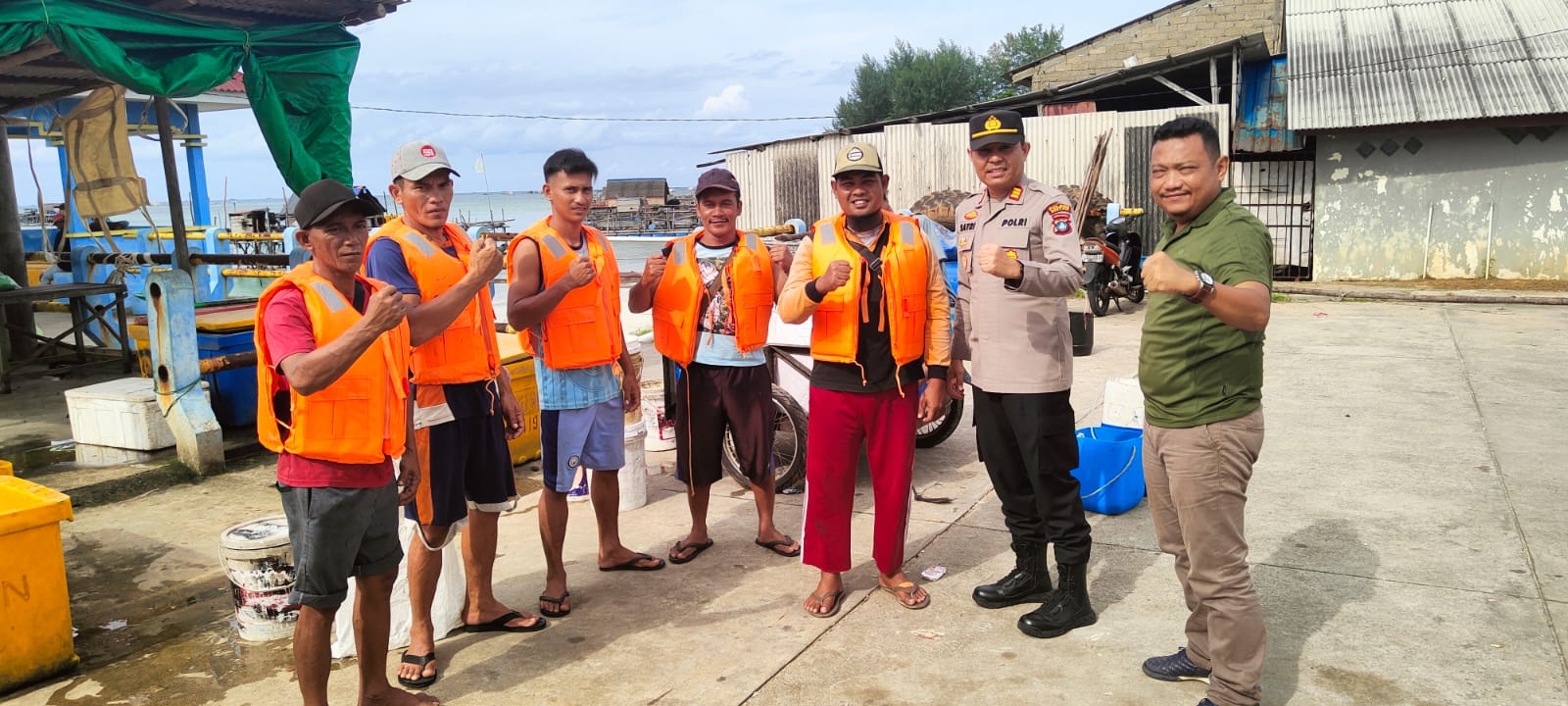 Peduli Keselamatan, Kapolsek Gunung Kijang Bagikan Life Jacket Gratis kepada Nelayan