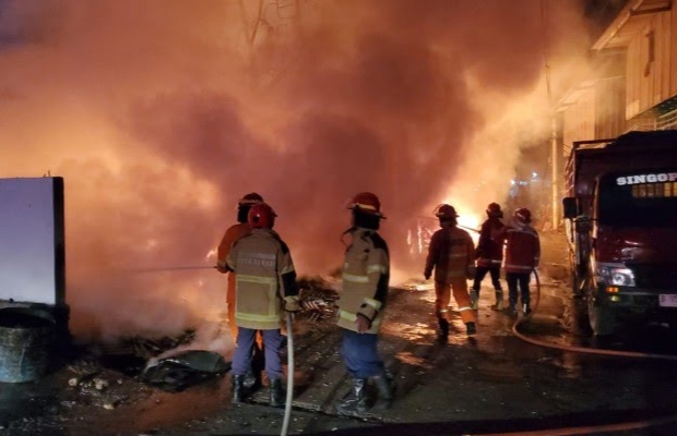 Kebakaran Hebat, Menghanguskan Gudang Bahan Baku Karet Ban di Kota Bekasi