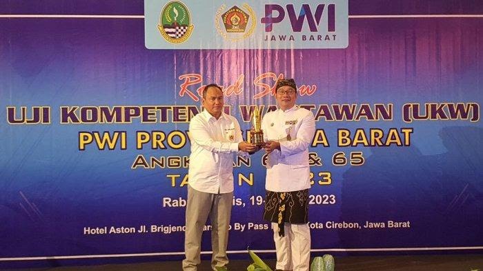 Road Show UKW PWI Jabar Angkatan 64-65 di Cirebon, Kang Emil Diberi Penghargaan ke-531 dari PWI Jabar