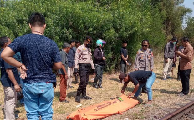 Terobos Pintu Perlintasan, Pemotor Wanita Tewas Tertabrak Kereta di Kedungwaringin Bekasi