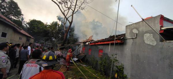 Diduga Korsleting Listrik 4 Rumah di Tasikmalaya Terbakar, Puluhan Warga Terpaksa Mengungsi